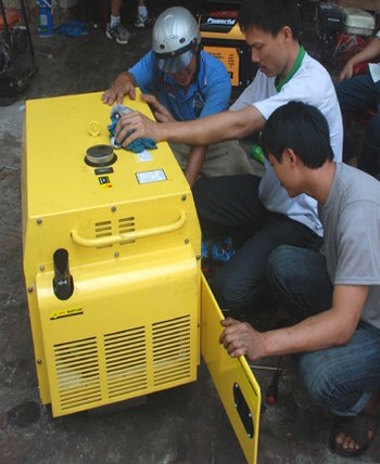 People buy a generator during the time of electricity shortage (File photo: VnExpress) People buy a generator during the time of electricity shortage (File photo: VnExpress)